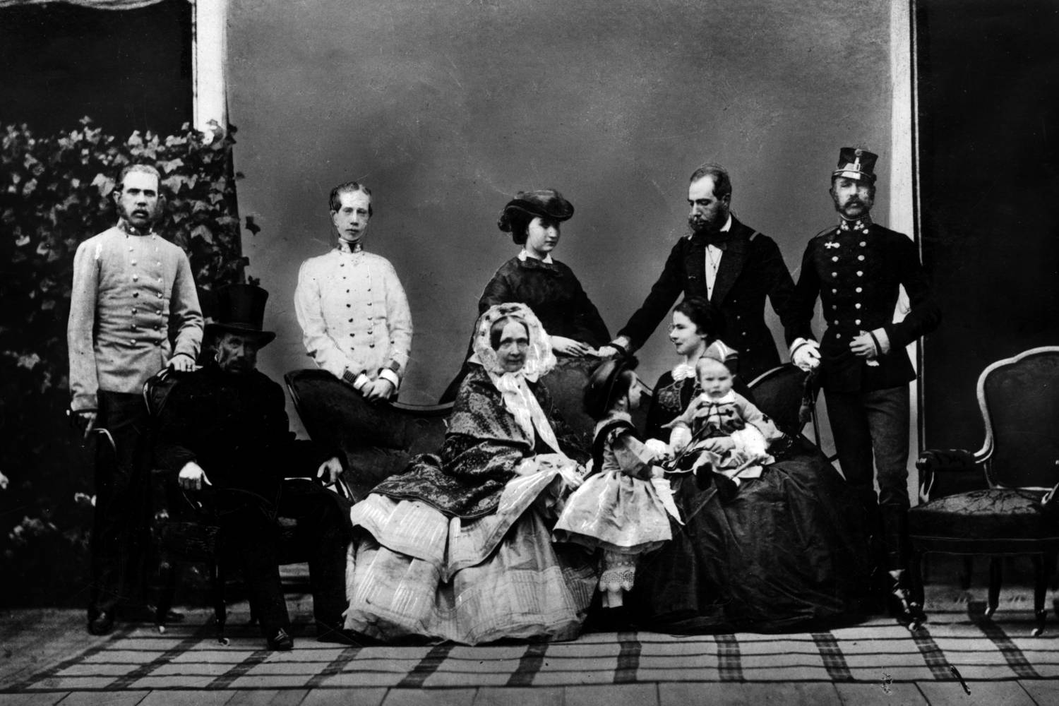 Erzsébet a kanapén anyósával, ölében Rudolffal, közöttük Gizella. A hátsó sorban Ferenc József fivéreivel, valamint sógornőjével.