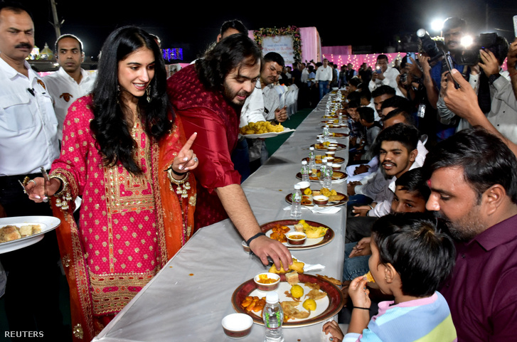 A család 51 ezer helybélit vendégelt meg az előesküvőn, a leendő pár is megjelent a vacsorán.