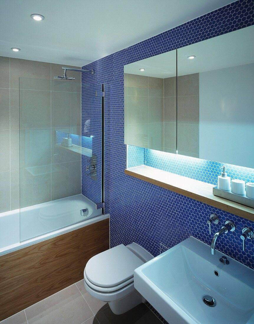 A kék szín remekül mutat a fürdőben, és nemcsak a világos, hanem a sötétebb árnyalatok is.
