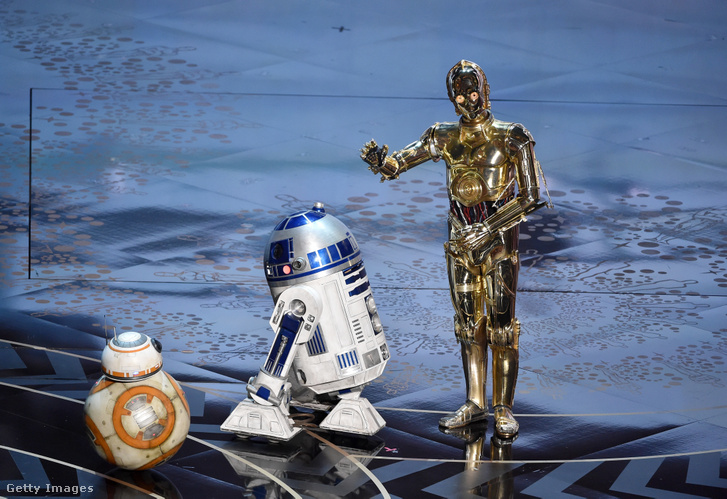 BB–8, R2–D2 és C–3PO a Star Warsból a színpadon a 88. Oscar-díjátadón a Dolby Színházban 2016. február 28-án