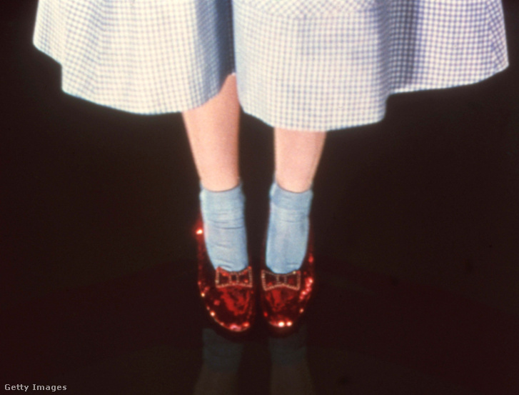 Dorothy (Judy Garland) rubinvörös cipője az 1939-es Óz, a nagy varázsló című klasszikus filmből