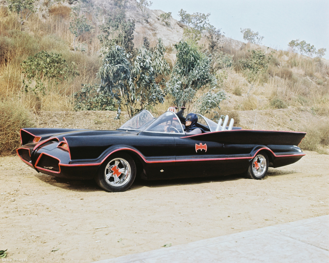 Adam West amerikai színész Bruce Wayne / Batman szerepében a Batmobil volánjánál, utasa Burt Ward Dick Grayson / Robin szerepében a Batman című tévésorozatban 1966 körül