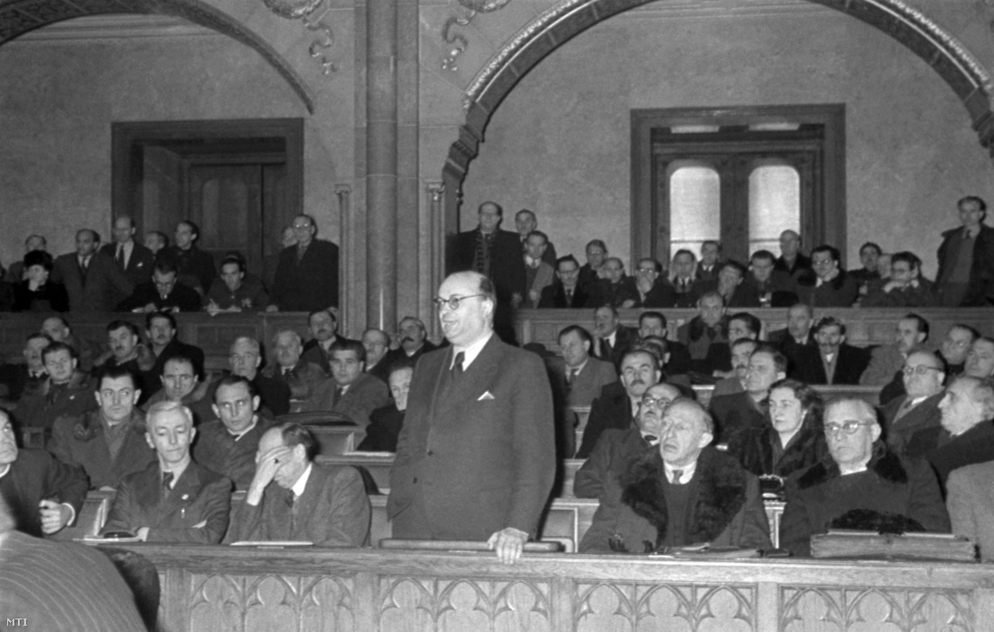 Sulyok Dezső, a Magyar Szabadság Párt elnöke felszólal a Nemzetgyűlésben. A testület ülésén megfosztották mentelmi joguktól a köztársaság-ellenes összeesküvéssel vádolt Hetes Bizottság képviselő tagjait 1947. január 21-én