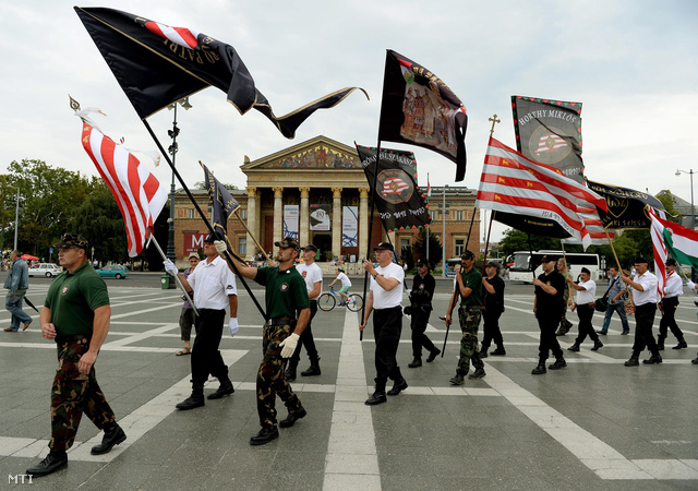A bíróság által jogerősen betiltott Magyar Gárda megalapításának hatodik évfordulójára emlékeznek az utódszervezetek képviselői Budapesten a Hősök terén 2013. augusztus 25-én.