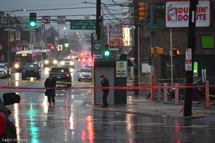 A helyszín, ahol egy tömeges lövöldözés során nyolc fiatalkorú megsebesült egy SEPTA-buszmegállóban Philadelphiában, Pennsylvania államban, az Egyesült Államokban 2024. március 6-án