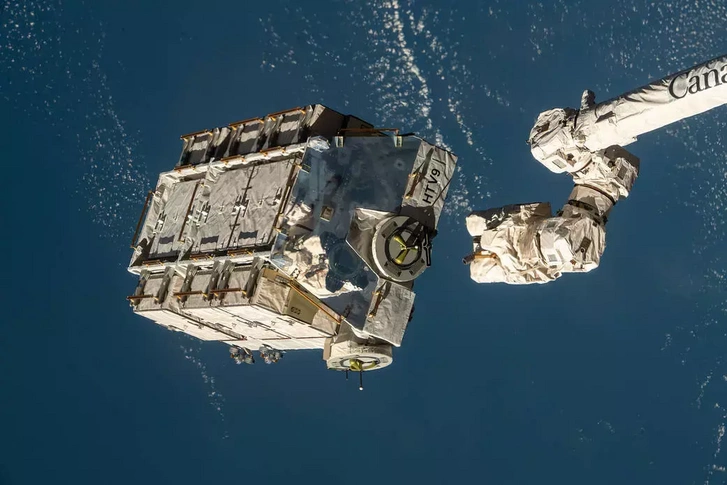 A Canadarm2 robotkar egy használt akkumulátorokat tartalmazó raklapot dob ki az ISS-ről