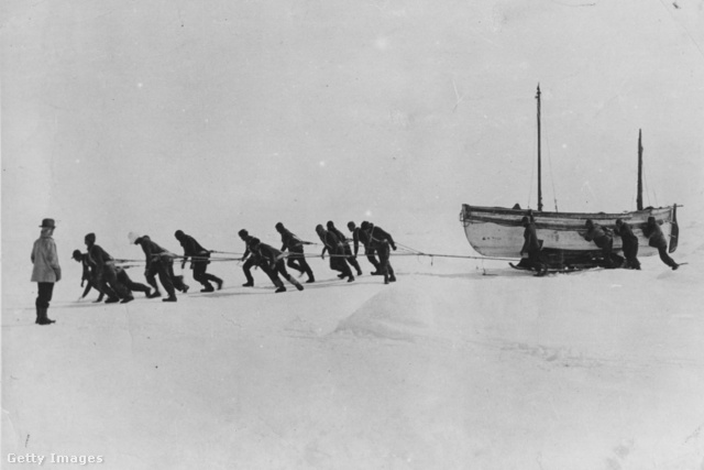 A mentőcsónakot a jégen át vontatták a vízhez