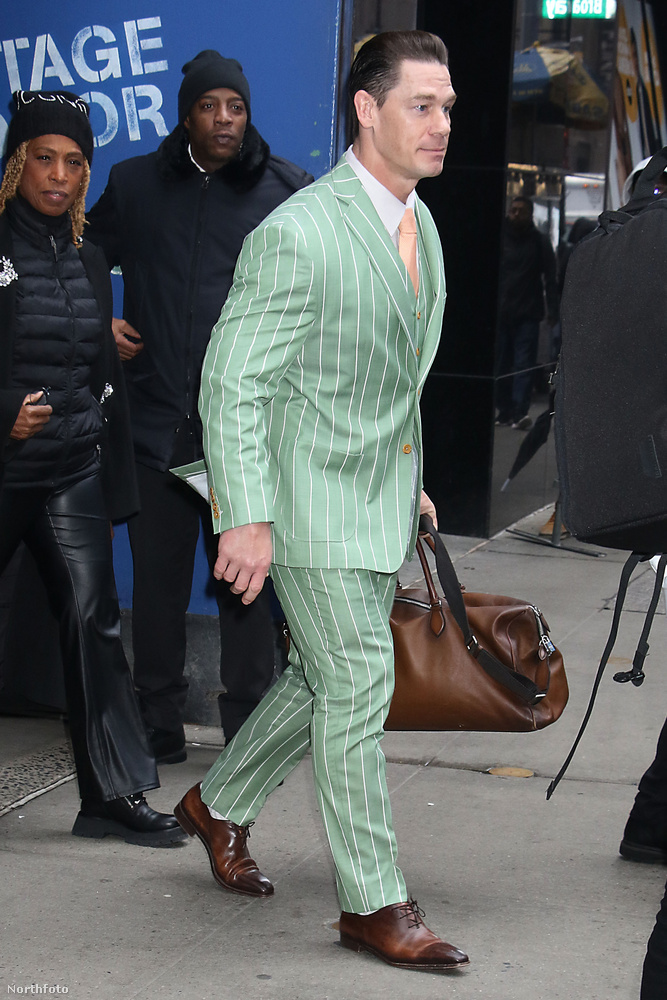 John Cenat New Yorkban, a Good Morning America stúdiója előtt fotózták le a paparazzik