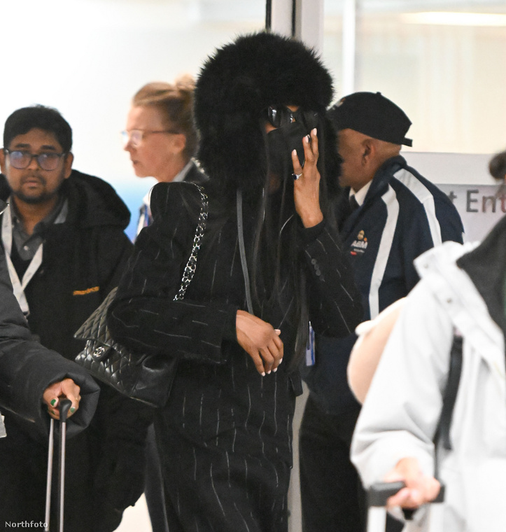 Naomi Campbell a New York-i JFK repülőtéren tűnt fel, miután az elmúlt napokban Párizsban volt a divathéten
