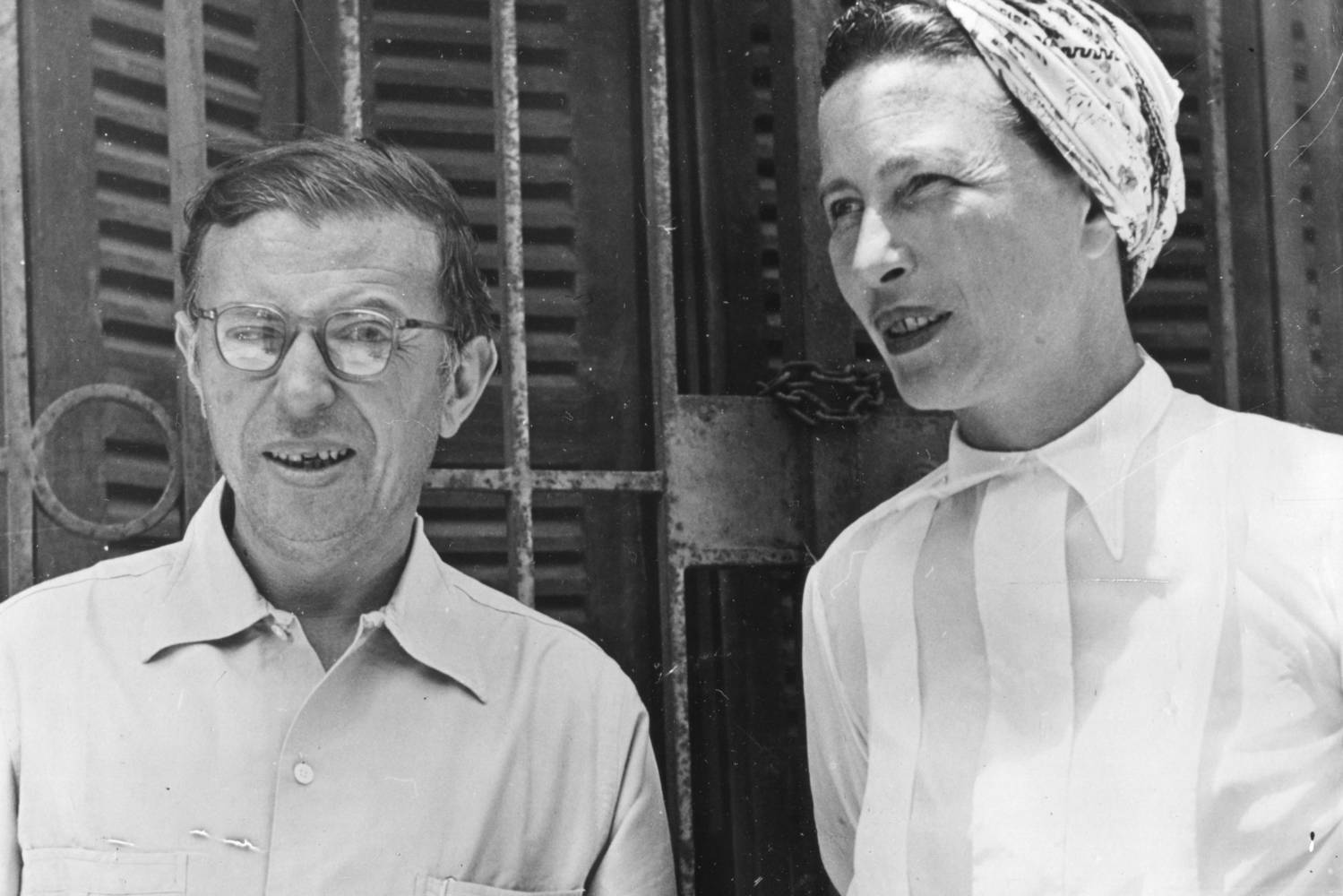 Simone de Beauvoir francia feminista filozófus Jean-Paul Sartre drámaíróval és politikai aktivistával volt kapcsolatban. A pár nyitott kapcsolatban élt, egyetlen szabályuk az volt, hogy soha nem hazudhattak egymásnak. Mindkettőjüknek több szeretője volt, és mivel Beauvoir biszexuális volt, gyakran Sartre szeretőin is osztoztak.