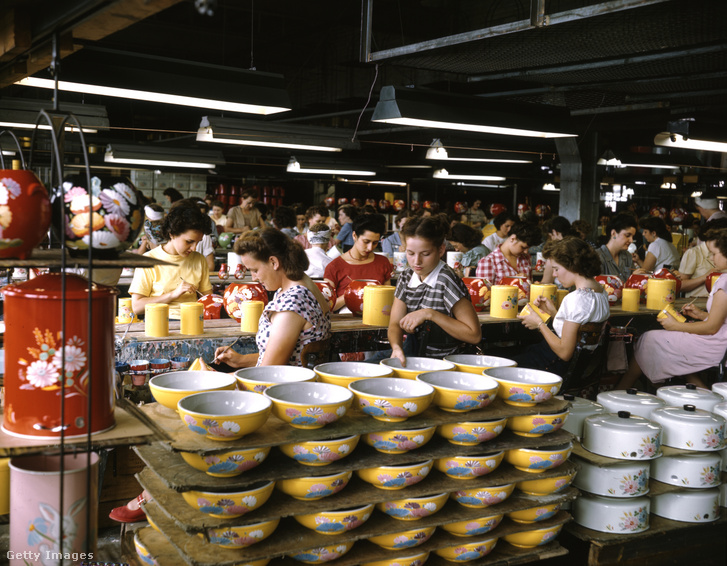 A Harper J. Ransburg Co. Inc. gyárában dolgozó nők kézzel festik a konyhai árukat, Indianapolisban, Indiana államban, 1948-ban