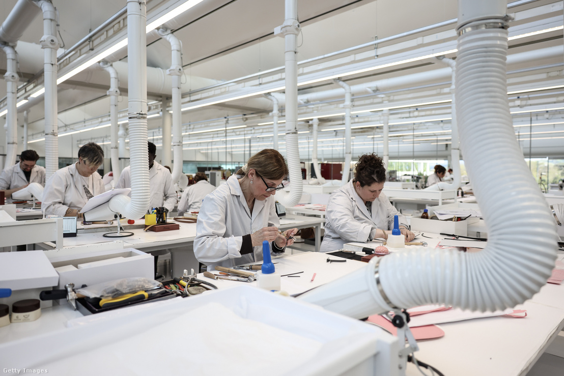 Alkalmazottak luxuscikkek gyártásán dolgoznak a Prada SpA olaszországi, valvigna-i gyárában, 2023. április 20-án