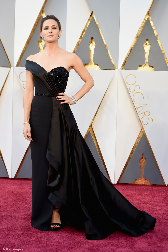 A 2016-os Oscar-gálán egy egyedi Versace-ruhát viselt Jennifer Garner, amelynek elképesztően vékony dereka volt