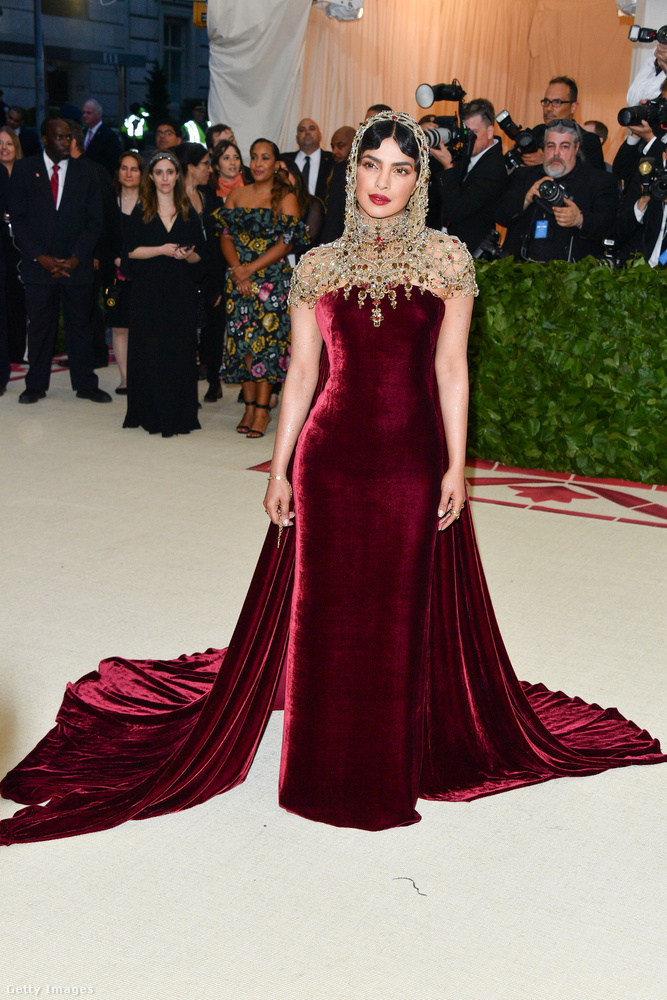 Nem csak Beyoncé szenvedett meg a szépségért a Met-gálán, hanem Priyanka Chopra Jonas is, aki a 2018-as adománygyűjtő eseményen küzdött a lélegzéssel a Ralph Lauren ruhájában
