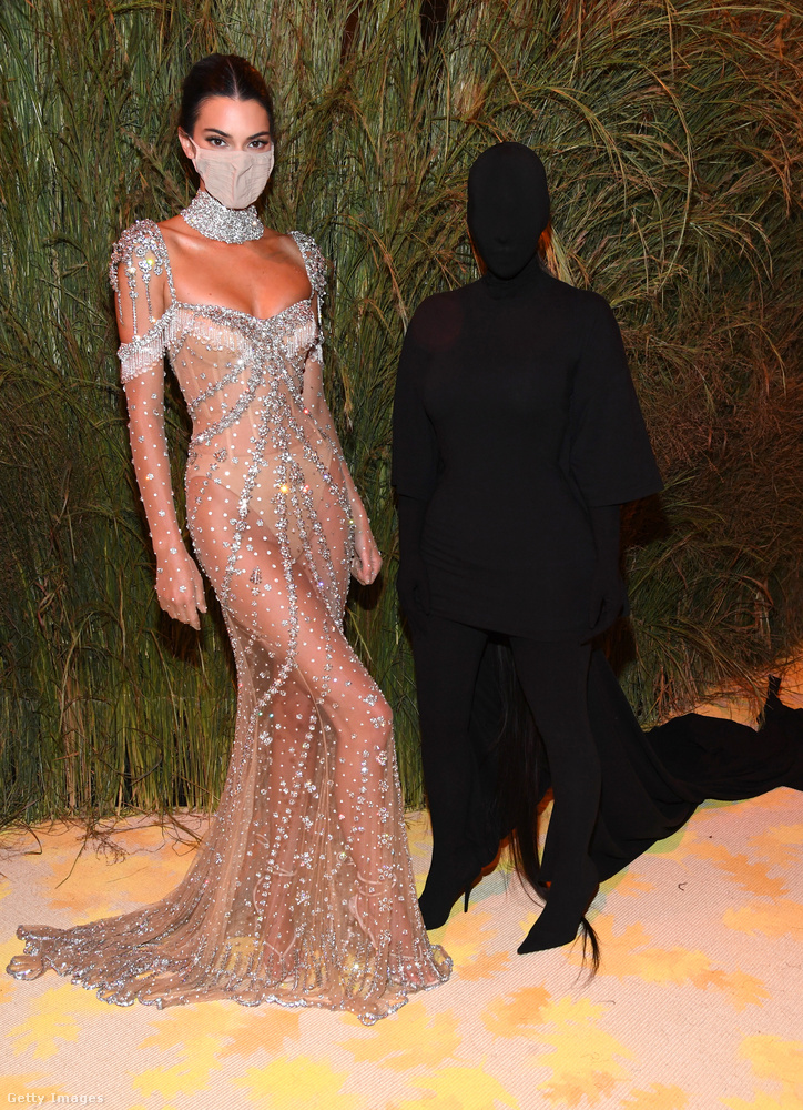 A Mugler ruha által okozott fájdalom sem tántorította el Kim Kardashiant attól, hogy ismét kiszúrjon magával a 2021-es Met-gálán