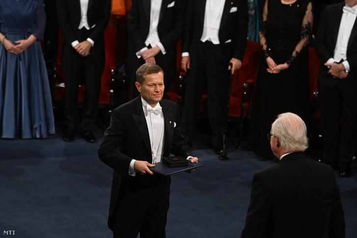 Krausz Ferenc fizikus, miután átvette a fizikai Nobel-díjat XVI. Károly Gusztáv svéd királytól (j) a 2023-as Nobel-díjak átadási ünnepségén a stockholmi hangversenyteremben 2023. december 10-én