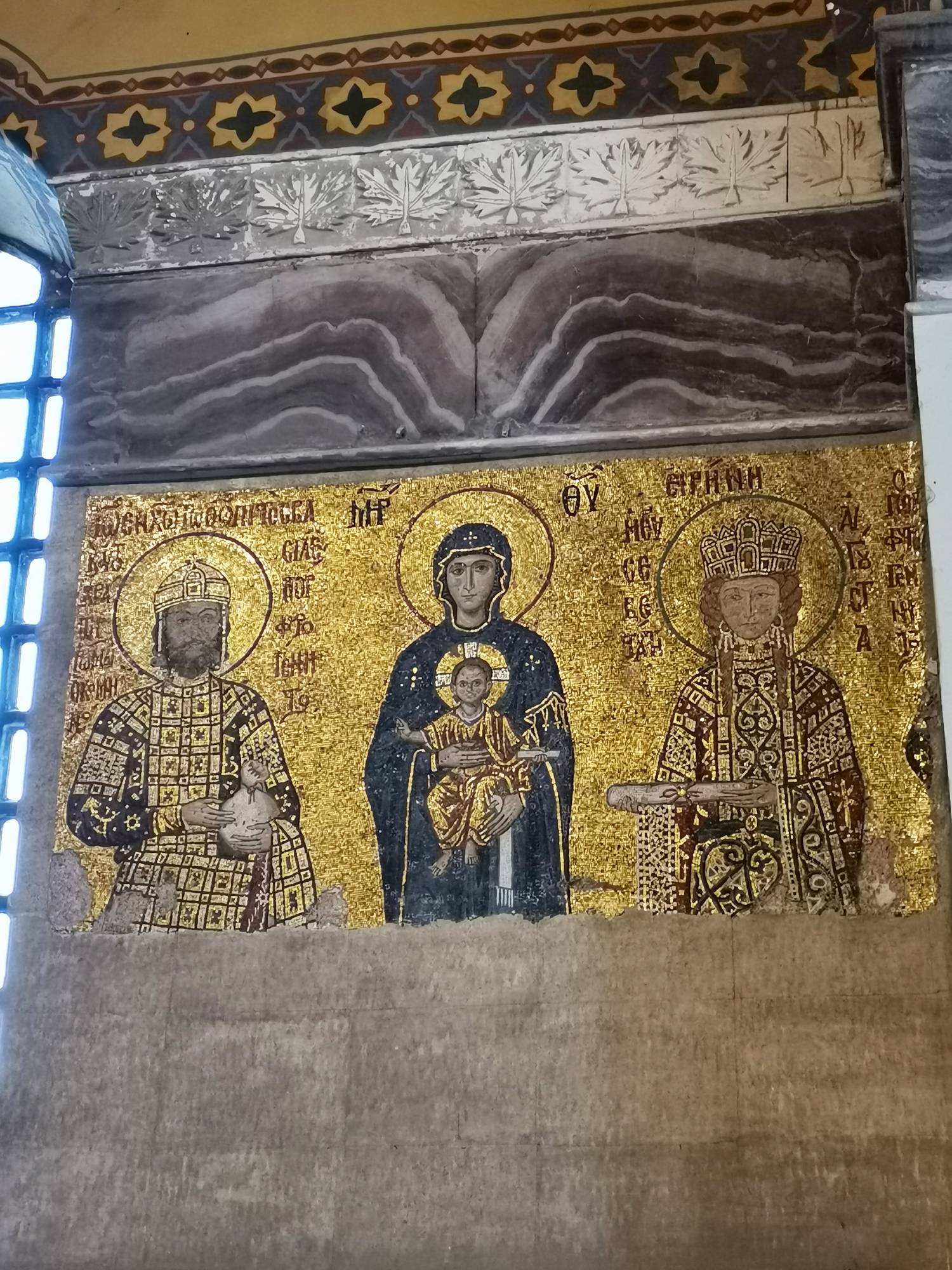 Szent Piroska (Eiréne) férjével, Komnénosz II. János császárral, középen a kisded Jézust tartó Madonnával.