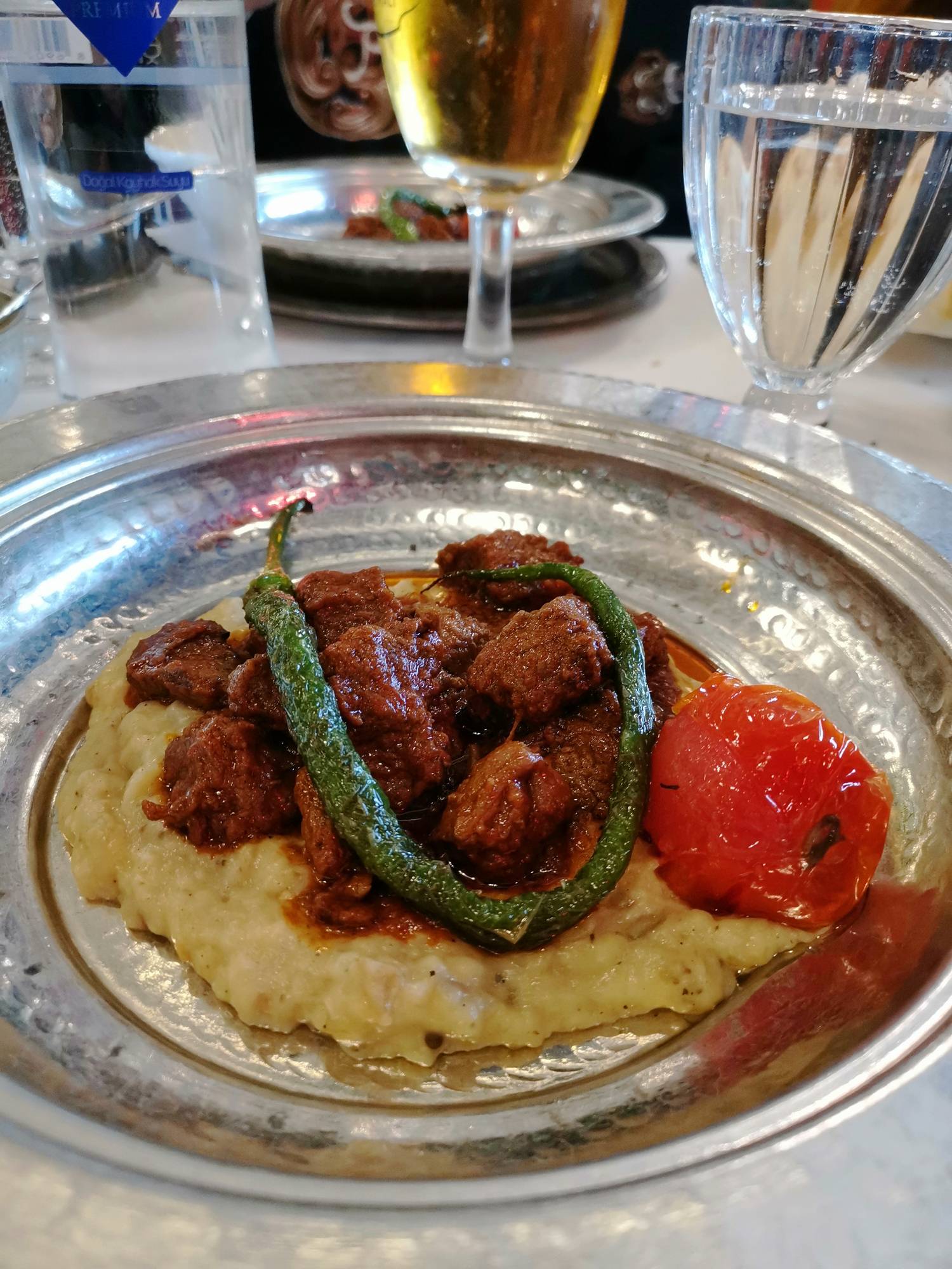 A Deraliye étteremben felszolgált marhapörkölt hasonló, mint az itthon megszokott. Isztambulban padlizsánpürén tálalták.