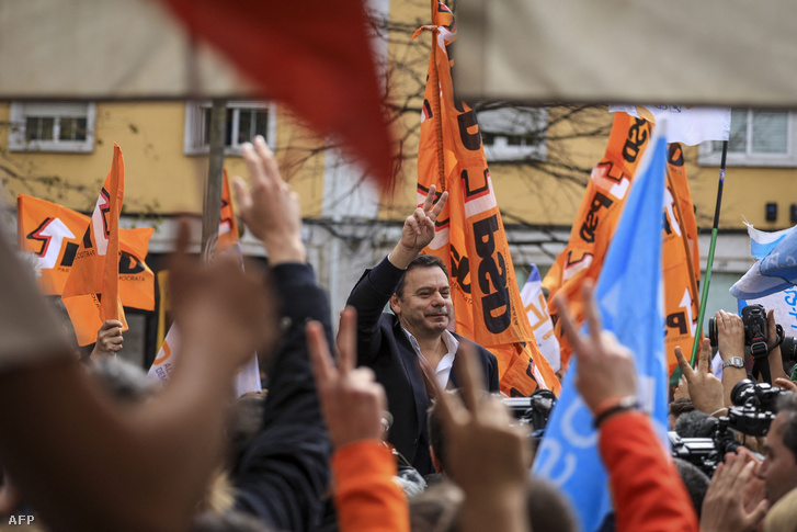 Luis Montenegro, a Demokratikus Szövetség (AD) vezetője a lisszaboni Alvalade negyedben tartott utcai gyűlésen 2024. március 8-án