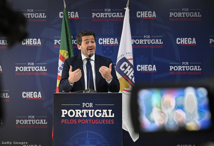 André Ventura, a szélsőjobboldali CHEGA párt vezetője sajtótájékoztatón a CHEGA párt székházában 2024. február 7-én Lisszabonban, Portugáliában