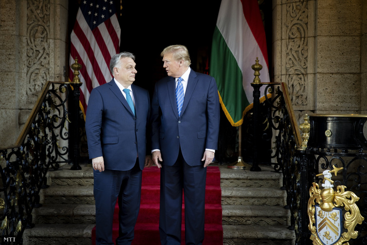 Orbán Viktor kormányfő (b) és Donald Trump korábbi amerikai elnök, republikánus elnökjelölt tárgyalásuk előtt Trump floridai rezidenciáján, Mar-a-Lagóban 2024. március 8-án