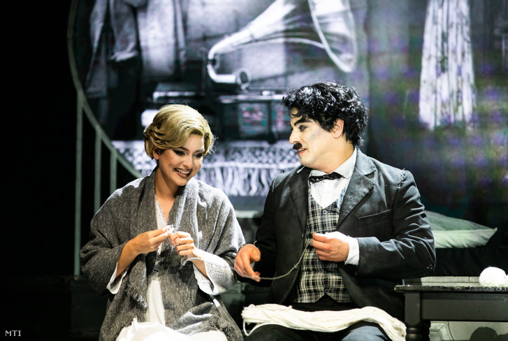 Kovács Gyopár (b) a vak virágáruslány és Nagy Sándor (j) a csavargó szerepében a Nagyvárosi fények című színdarab próbáján a Játékszínben, 2020. október 14-én