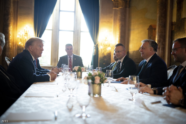 Orbán Viktor kormányfő (j2) és Donald Trump korábbi amerikai elnök, republikánus elnökjelölt (b) tárgyalása Trump floridai rezidenciáján, Mar-a-Lagóban 2024. március 8-án