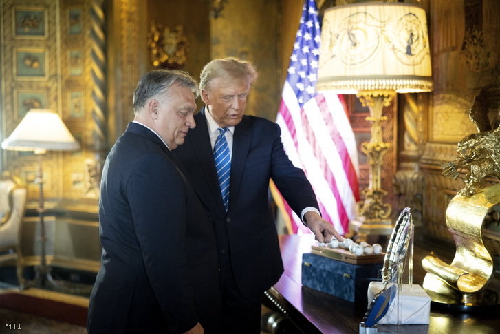 Orbán Viktor kormányfő és Donald Trump korábbi amerikai elnök republikánus elnökjelölt tárgyalásuk előtt Trump floridai rezidenciáján Mar-a-Lagóban 2024. március 8-án