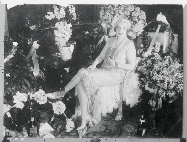 Fedák Sári, az ünnepelt primadonna öltözőjében, 1925-ben