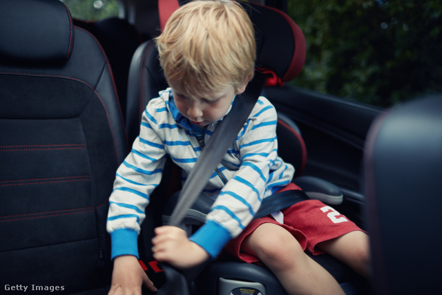 A biztonsági övek, autós gyerekülések és bukósisakok kerülnek a figyelem középpontjába