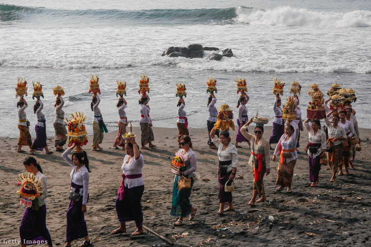Balinéz hinduk szent díszeket viselnek, miközben részt vesznek a Melasti szertartáson a Masceti Beachen, Gianyarban, Balin, Indonéziában, 2024. március 8-án. A rituálét, amelyről úgy tartják, hogy megtisztítja az univerzumot, minden évben a Nyepi, vagyia a balinéz csend napja előtt tartják. 2024. március 11-én ünneplik a balinéz hindu naptár újévét