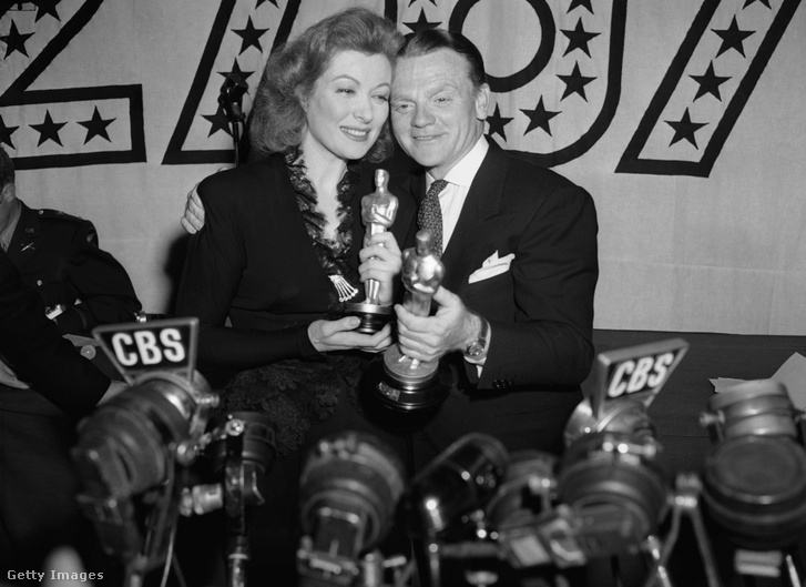 Greer Garson színésznő a Mrs. Miniver című filmben nyújtott alakításáért elnyerte a legjobb színésznőnek járó Oscar-díjat, James Cagney színész pedig a Yankee Doodle Dandy című filmben nyújtott alakításáért a legjobb színésznek járó Oscar-díjat 1943. március 8-án