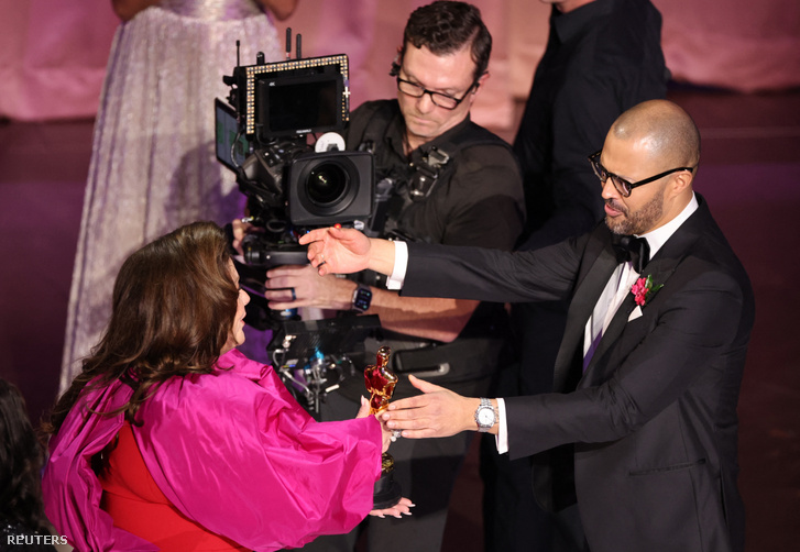 Cord Jeffersonnak Melissa McCarthy gratulál, miután elnyerte a legjobb adaptált forgatókönyvnek járó Oscar-díjat