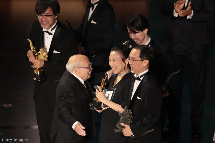 Danny DeVito Masaki Takahashival, Takashi Yamazakival, Kiyoko Shibuyával és Tatsuji Nojimával a 96. Oscar-díjátadó élő közvetítése közben a Dolby Színházban
