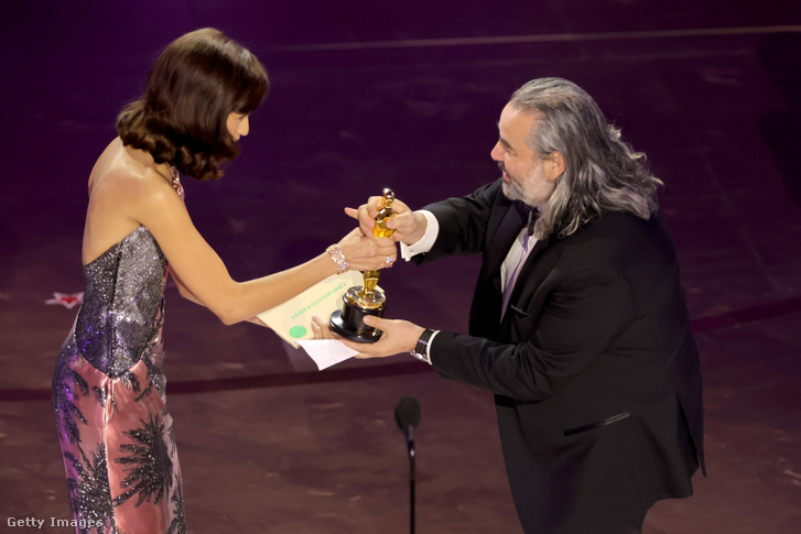 Zendaya átadja a legjobb operatőri munkáért járó díjat Hoyte van Hoytemának