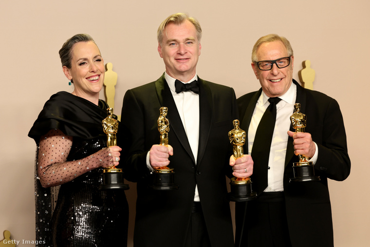 Az Oppenheimer producerei, azaz Emma Thomas, Christopher Nolan és Charles Roven. (Fotó: Arturo Holmes / Getty Images Hungary)