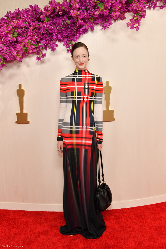Az idei Oscar-gála legrosszabb ruhájának járó díj egyik esélyese Andrea Riseborough és az ő Loewe ruhája, ami egyáltalán nem volt se kirívó, se elegáns