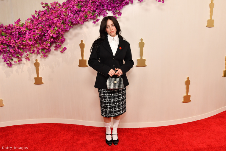 Billie Eilish szereti megbotránkoztatni az embereket vörös szőnyeges megjelenéseivel, de ezúttal egy – magához képest – nagyon konzervatív Chanel szettben érkezett, még akkor is, ha a magasszárú zokni határozattan szokatlan látvány egy Oscar-gálán