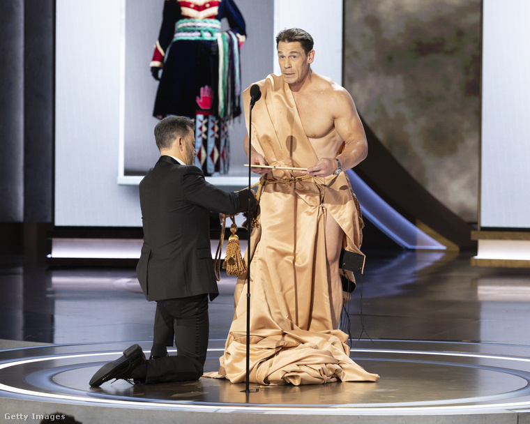 Elsőként emlékezzünk meg John Cenáról, aki teljesen ruha nélkül sétált fel a színpadra és csak a legjobb jelmeztervezőnek járó Oscar-díj nyertesének nevét rejtő boríték takarta…az is csak szemből