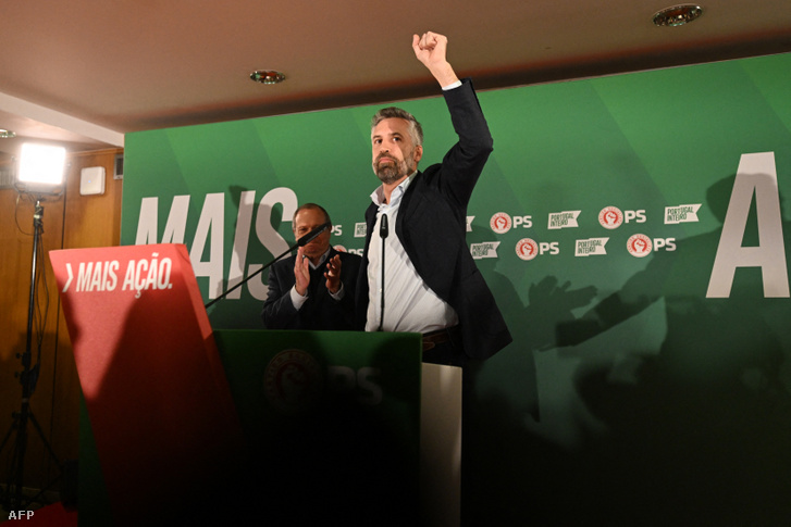 Pedro Nuno Santos szocialista pártelnök ökölbe szorítja a kezét, miközben a párt választási esti rendezvényén a támogatóihoz szól 2024. március 10-én Lisszabonban