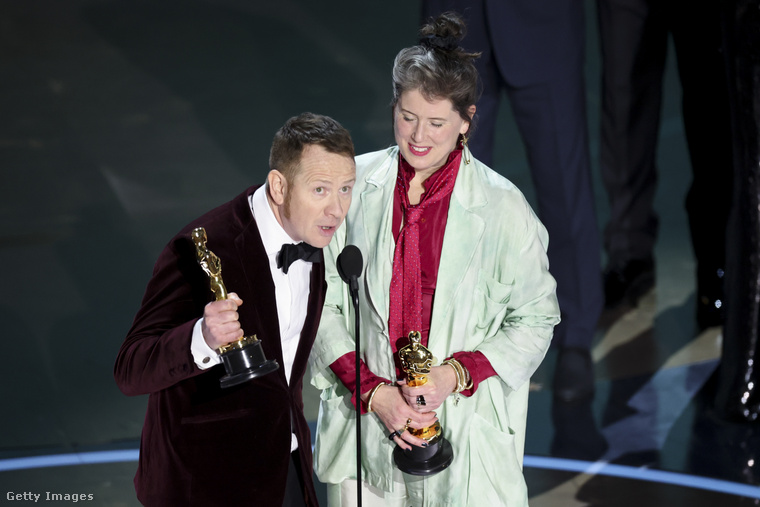 Shona Heath és James Price átveszik az Oscar-díjat. (Fotó: Rich Polk / Getty Images Hungary)