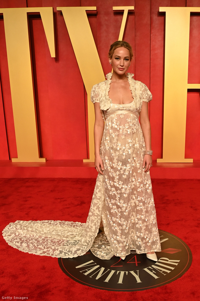 Jennifer Lawrence ruhája is valamennyire átlátszó volt, azonban az egyedi Givenchy darabot virág minták díszítették, aminek köszönhetően kevésbé volt meghökkentő a szerelése a többiekéhez képest.