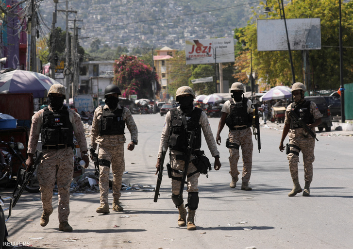 Rendőrök járőröznek egy utcán, miután a hatóságok meghosszabbították a szükségállapotot a csoportos erőszak miatt, amely a kormány megbuktatásával fenyegetett, ezreket kényszerítve otthonaik elhagyására Port-au-Prince-ben, Haitiben, 2024. március 8-án