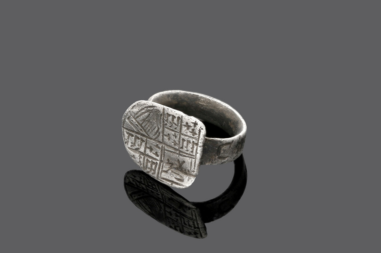 Egy 400 éves különleges gyűrű, amelyet solymászat során használtak és egykor I. Károly király tulajdonában volt, várhatóan 1,38 millió forintért (3000 font) talál új gazdára egy aukción. (Fotó: Noonans / SWNS)