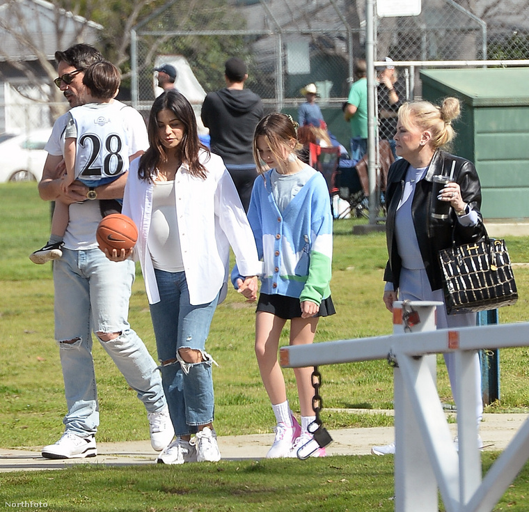 Jenna Dewan és Steve Kazee a családjával tett sétát egy Los Angeles-i parkban