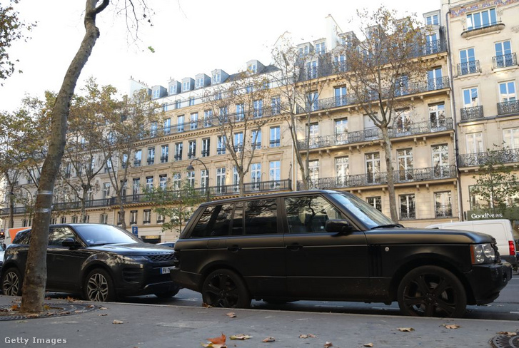 Párizsban parkoló SUV