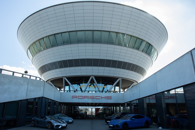 Ez pedig itt az UFO, vagyis a Porsche Experience Center Lipcsében, közvetlenül a Panamera és a Macan gyára mellett