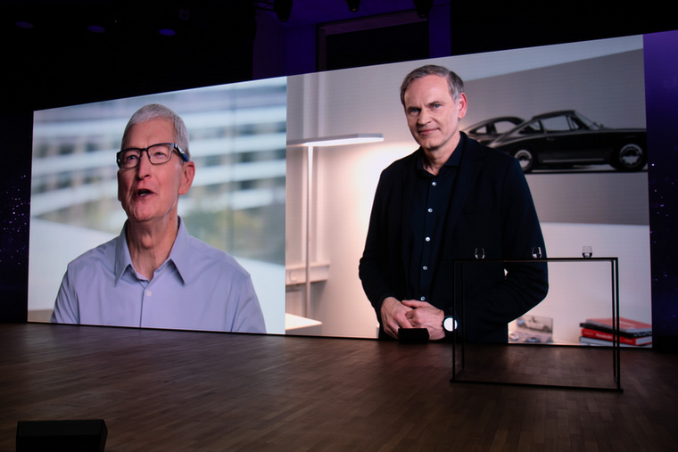 Tim Cook is beköszönt, hiszen a Porsche erősen integrálja az Apple szoftverét, és a Vision Pro terjesztésében is szerepet vállal a saját applikációjával