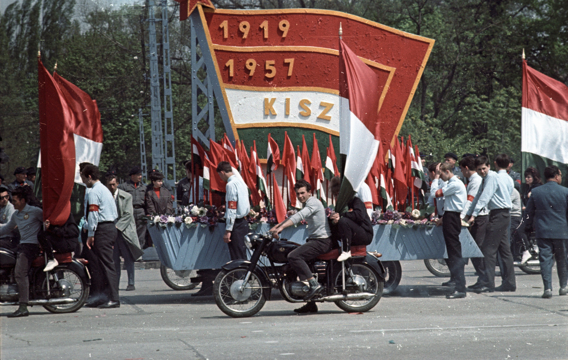 Május 1-jei felvonulás a Felvonulási téren (ma Ötvenhatosok tere), 1964