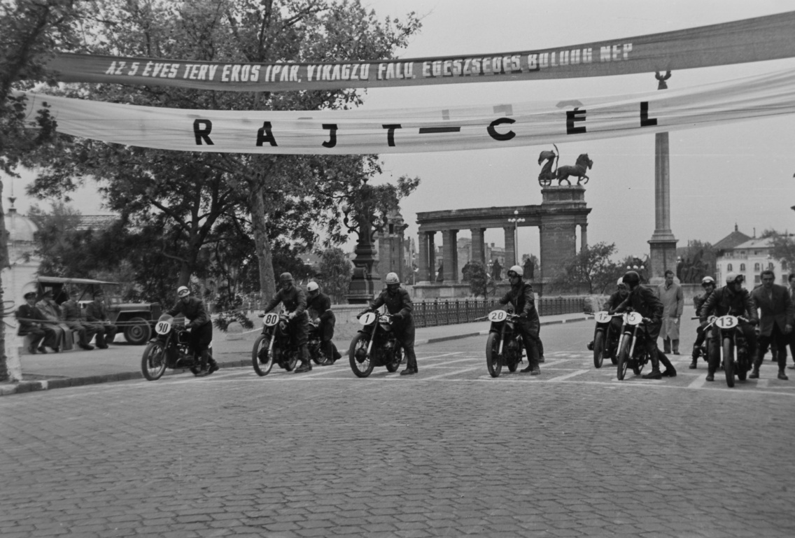 A Vasas SC nemzetközi gyorsasági motorversenyének rajtja, Kós Károly sétány (Külső Andrássy út), 1949